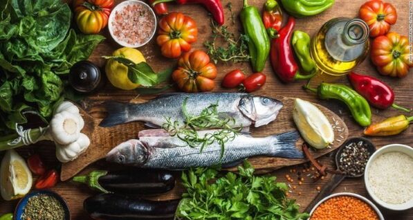 Τα ψάρια και τα λαχανικά είναι τα κύρια προϊόντα της μεσογειακής διατροφής για απώλεια βάρους. 