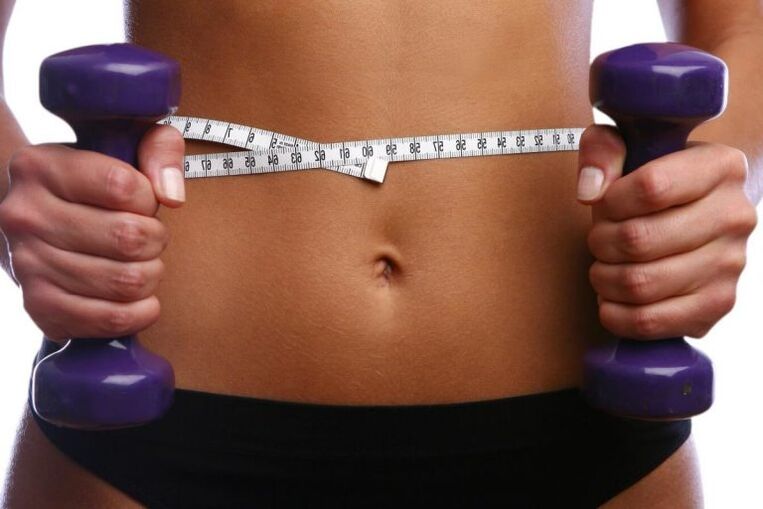 Fitness Dumbbells στα χέρια ενός κοριτσιού